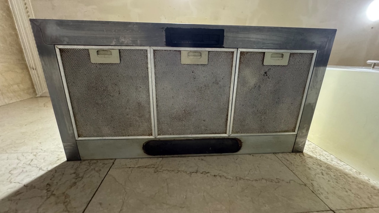 Extractor hood and filter panels